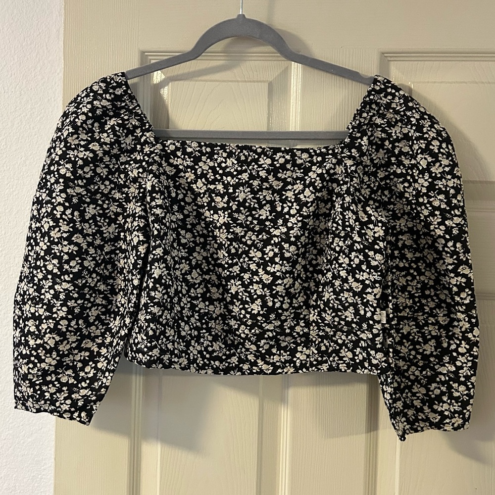 Levi’s Women’s blouse | Puff sleeve | cropped.  Like New✔️